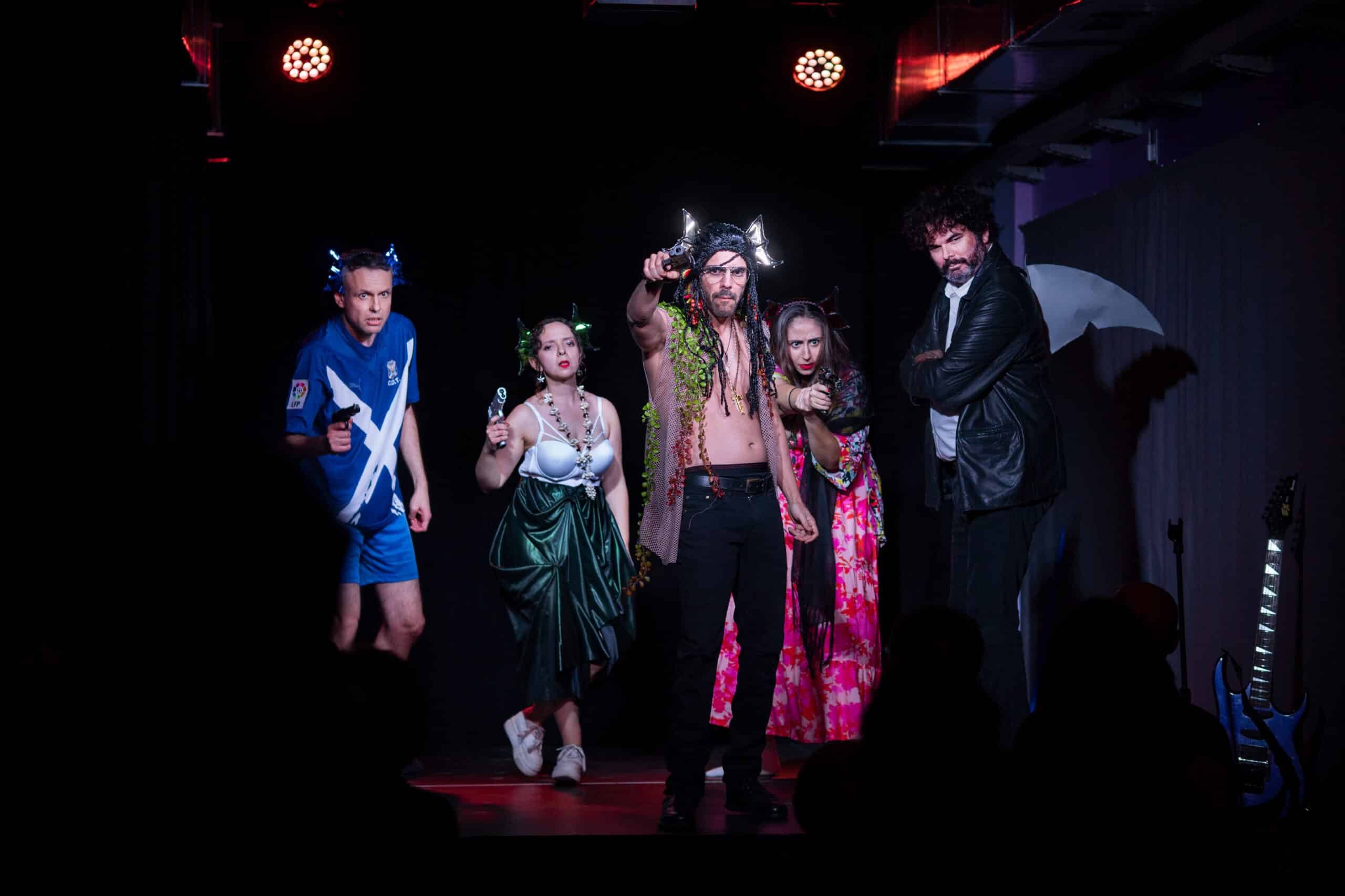 Una escena de teatro con actores y público